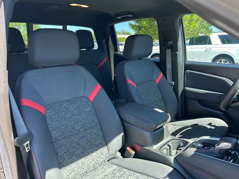 Used 2025 Chevrolet Colorado Z71 w/ Technology Package image 37