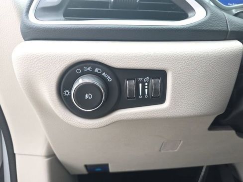 Used 2024 Chrysler Pacifica Touring-L FWD image 12