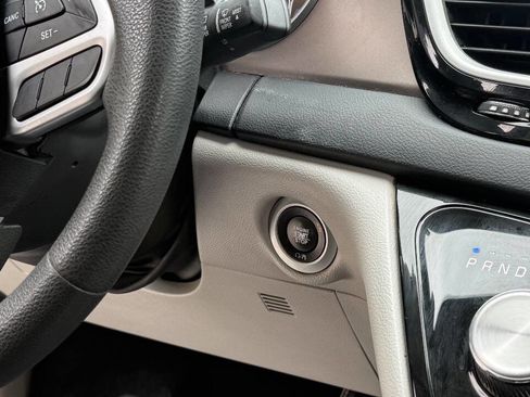 Used 2017 Chrysler Pacifica Touring FWD image 72