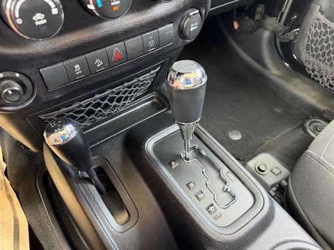Used 2016 Jeep Wrangler Unlimited Sahara w/ Connectivity Group AWD/4WD image 26