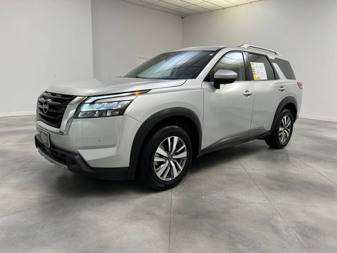 Used 2025 Nissan Pathfinder SL FWD image 4