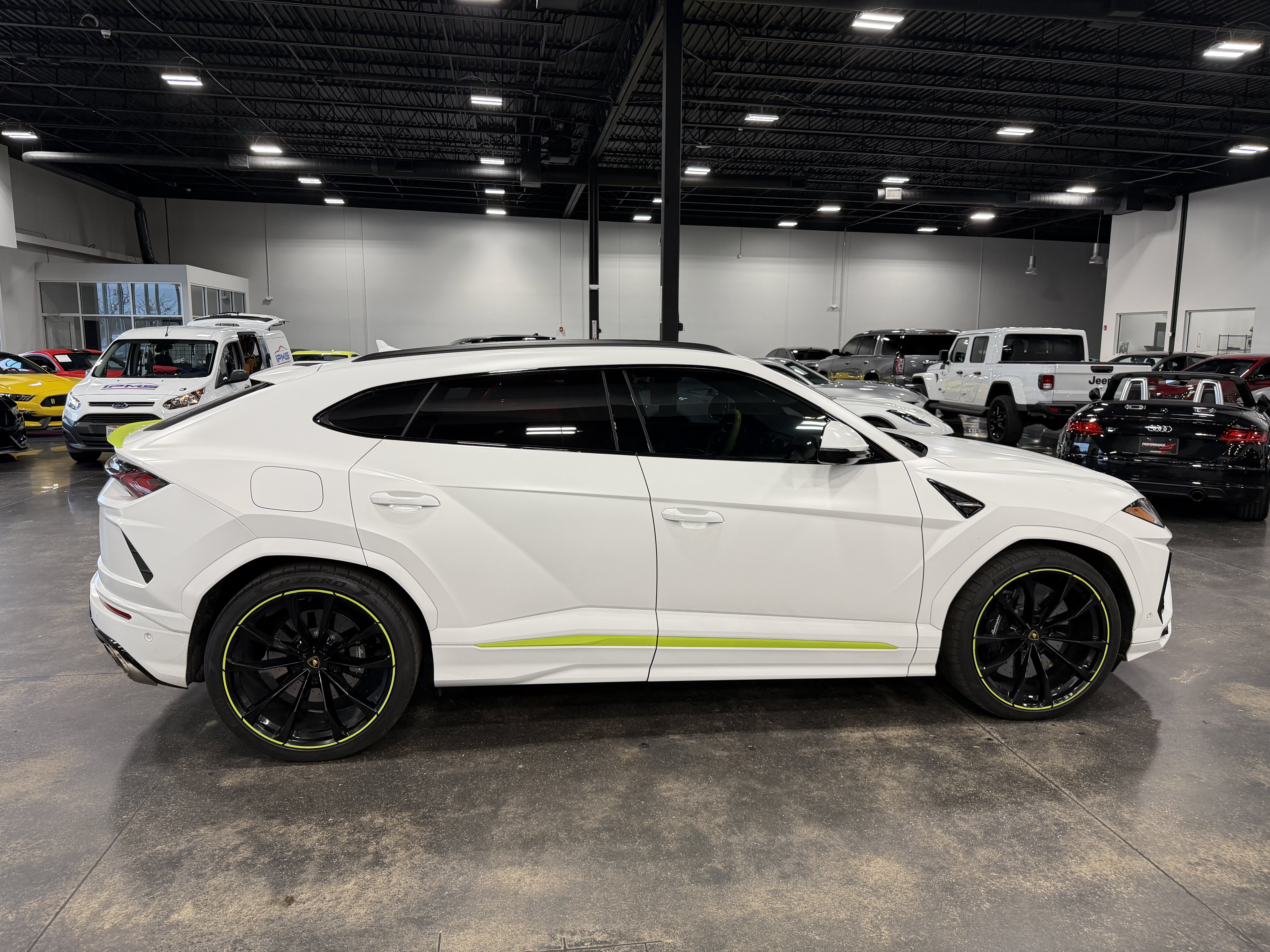 Used 2022 Lamborghini Urus AWD/4WD image 8