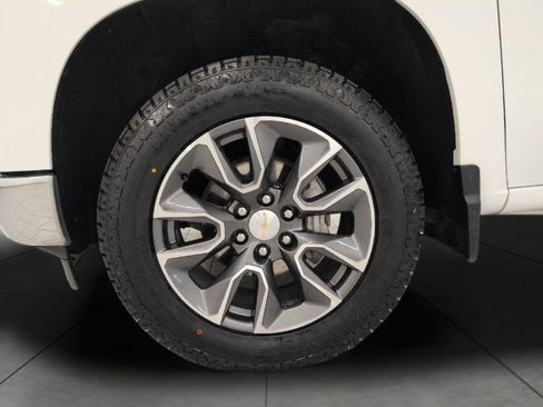 Used 2024 Chevrolet Silverado 1500 LT AWD/4WD image 3