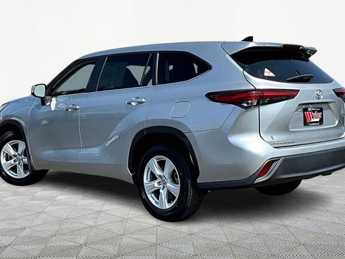 Used 2023 Toyota Highlander LE FWD image 4