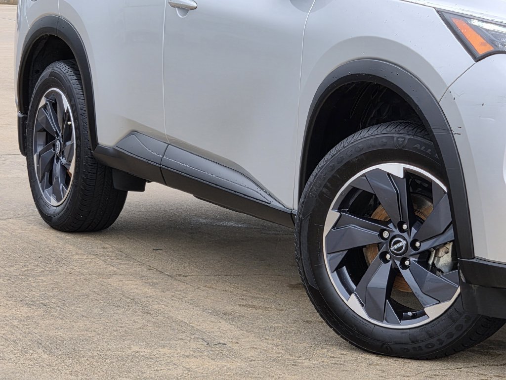 Used 2024 Nissan Rogue SV AWD/4WD image 11