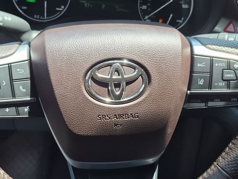 Used 2024 Toyota Sienna Platinum FWD image 18