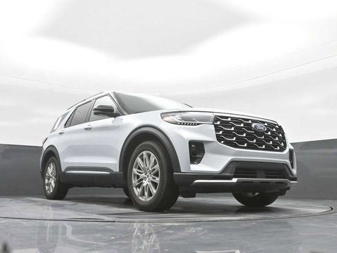 Used 2025 Ford Explorer Platinum image 29