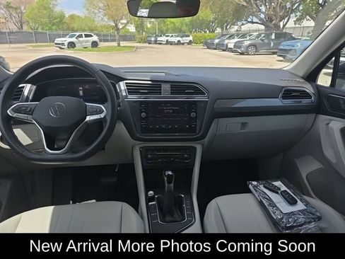 Used 2024 Volkswagen Tiguan SE w/ Panoramic Sunroof Package image 3