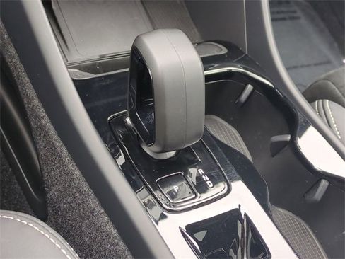 Used 2025 Volvo XC40 B5 Plus image 13