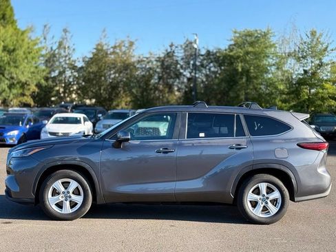 Used 2023 Toyota Highlander LE FWD image 2