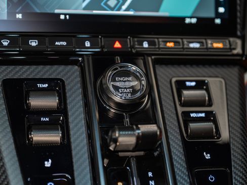 Used 2025 Aston Martin V8 Vantage Coupe image 27