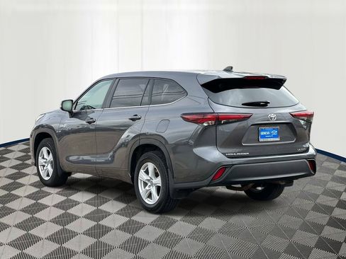 Used 2024 Toyota Highlander LE image 4