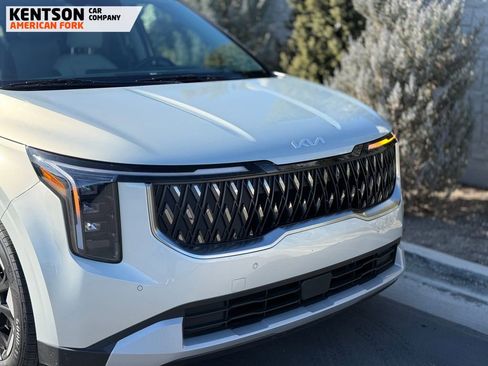 Used 2025 Kia Carnival EX image 15