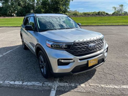 Used 2023 Ford Explorer XLT w/ Equipment Group 202A AWD/4WD image 2
