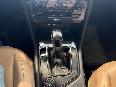 Used 2024 Volkswagen Tiguan SE w/ Panoramic Sunroof Package image 17