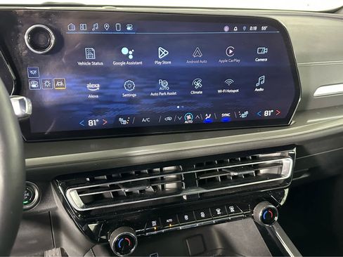 Used 2024 Chevrolet Traverse LT w/ Enhanced Driving Package image 12