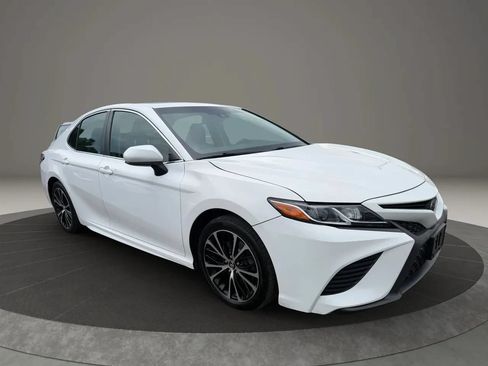 Used 2018 Toyota Camry SE w/ Moonroof Package FWD image 3