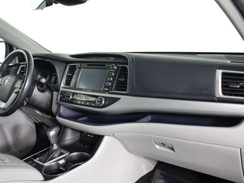 Used 2019 Toyota Highlander XLE AWD/4WD image 22