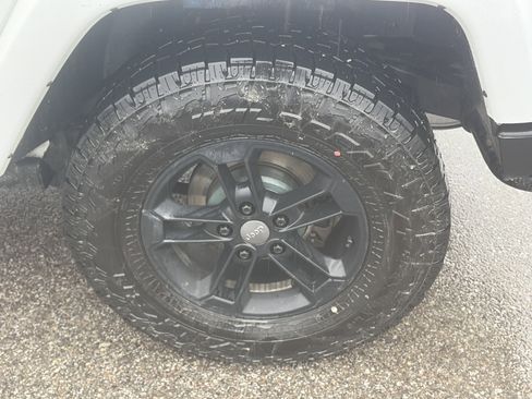 Used 2017 Jeep Wrangler Sahara image 11