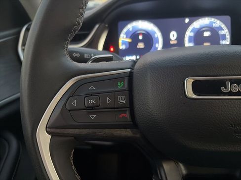 Used 2023 Jeep Grand Cherokee Limited image 17