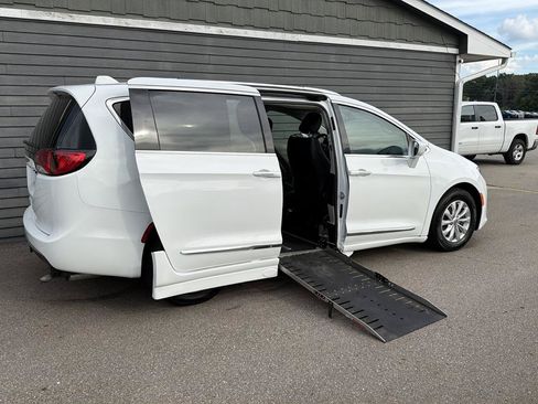 Used 2018 Chrysler Pacifica Touring-L FWD image 3