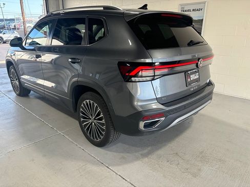 Used 2025 Volkswagen Taos SE FWD image 6