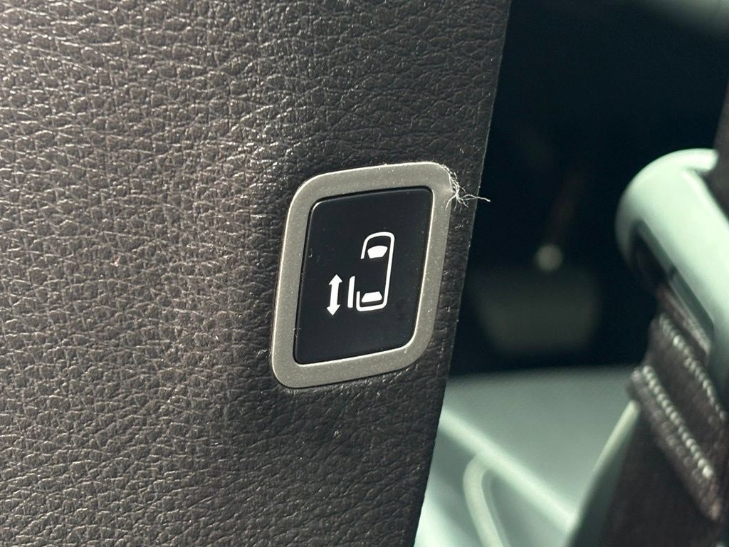 Used 2025 Chrysler Pacifica Limited FWD image 28