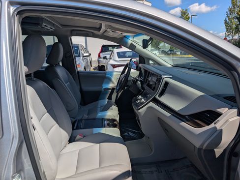 Used 2015 Toyota Sienna XLE image 11