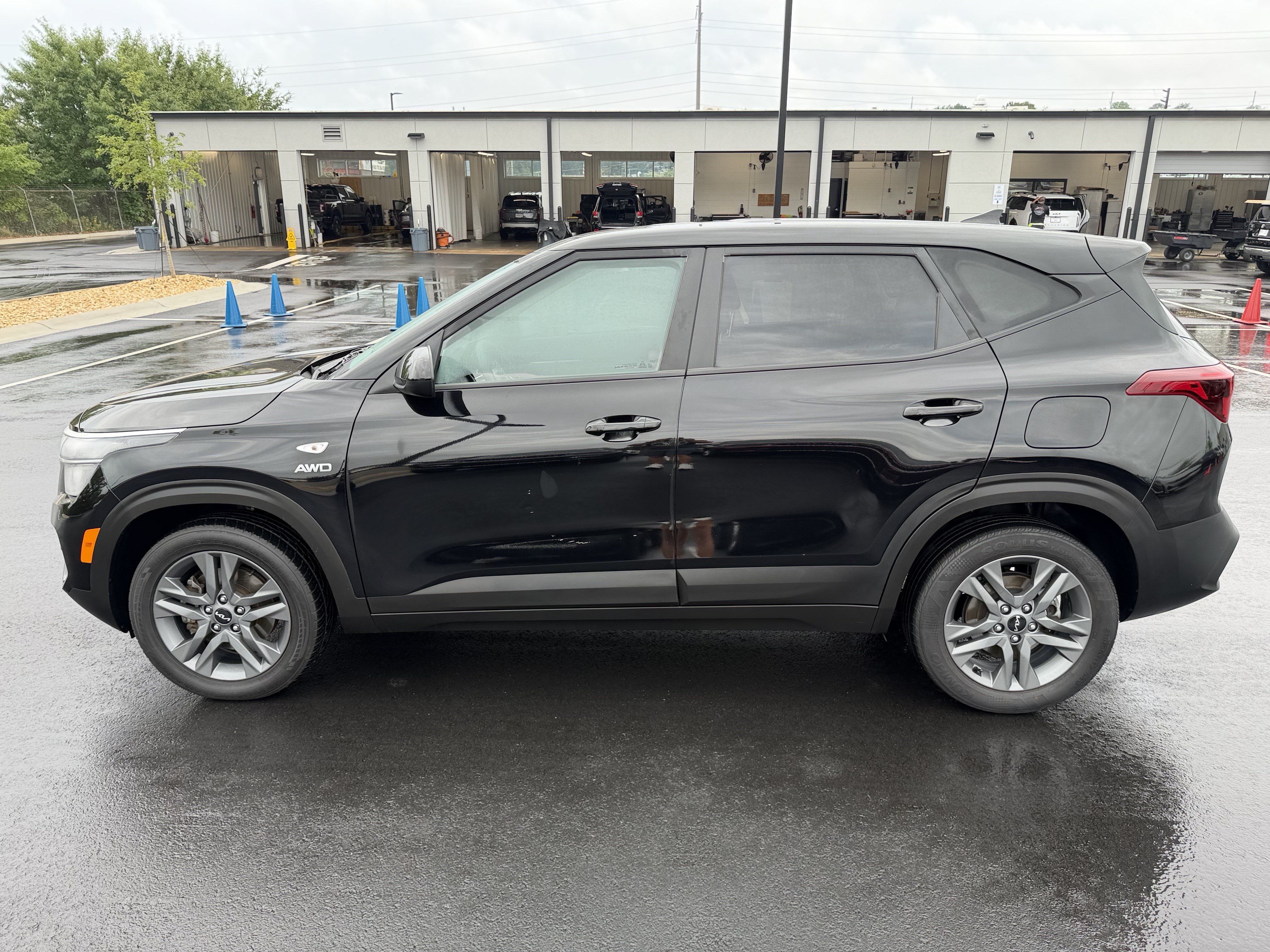 Used 2023 Kia Seltos LX AWD/4WD image 4