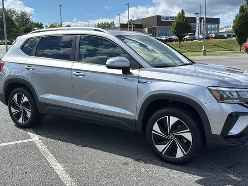 Used 2023 Volkswagen Taos SE w/ Panoramic Sunroof Package AWD/4WD image 2