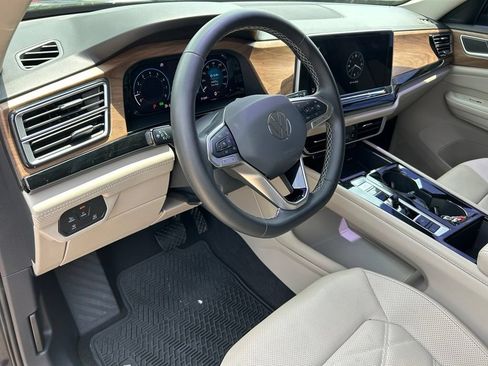 Used 2024 Volkswagen Atlas SE FWD image 16