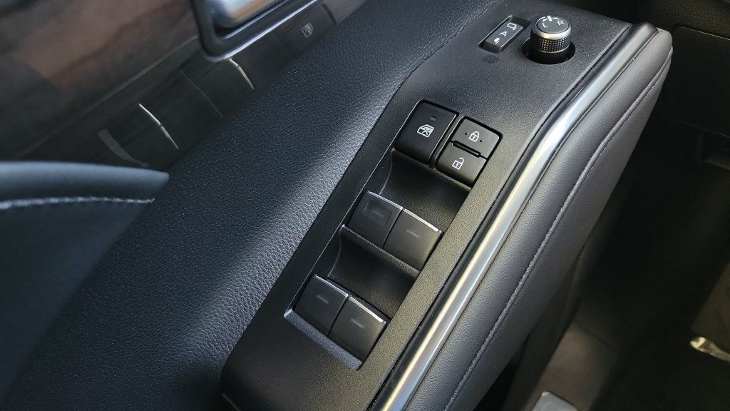 Used 2026 Toyota Highlander Limited AWD/4WD image 18