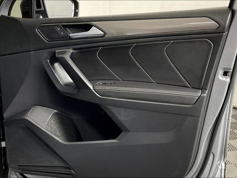 Used 2023 Volkswagen Tiguan SE image 25