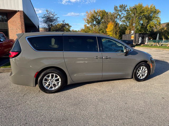 Used 2023 Chrysler Pacifica Touring-L FWD image 10