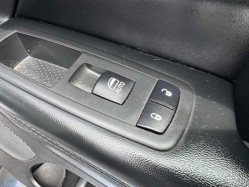 Used 2019 Jeep Grand Cherokee Laredo AWD/4WD image 29