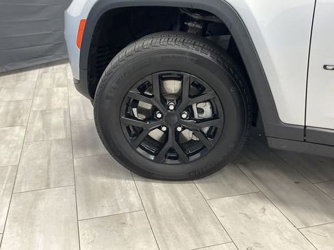 Used 2024 Jeep Grand Cherokee L Laredo image 36