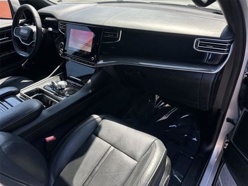 Used 2022 Jeep Wagoneer Series III AWD/4WD image 12