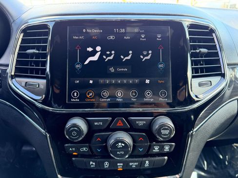 Used 2020 Jeep Grand Cherokee Overland AWD/4WD image 29