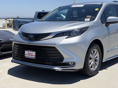 Certified 2024 Toyota Sienna XLE FWD image 7