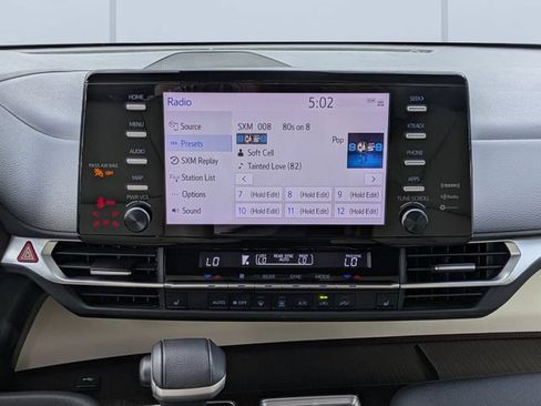 Used 2024 Toyota Sienna XLE FWD image 18