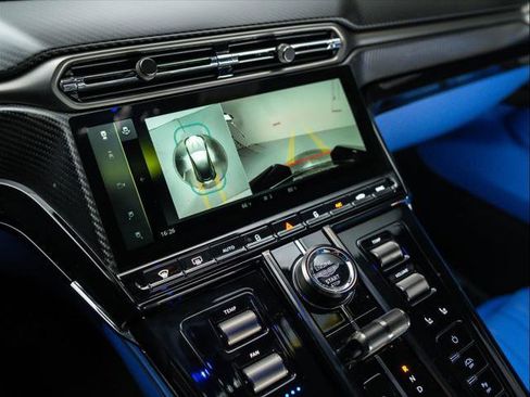 Used 2025 Aston Martin V8 Vantage Coupe image 22