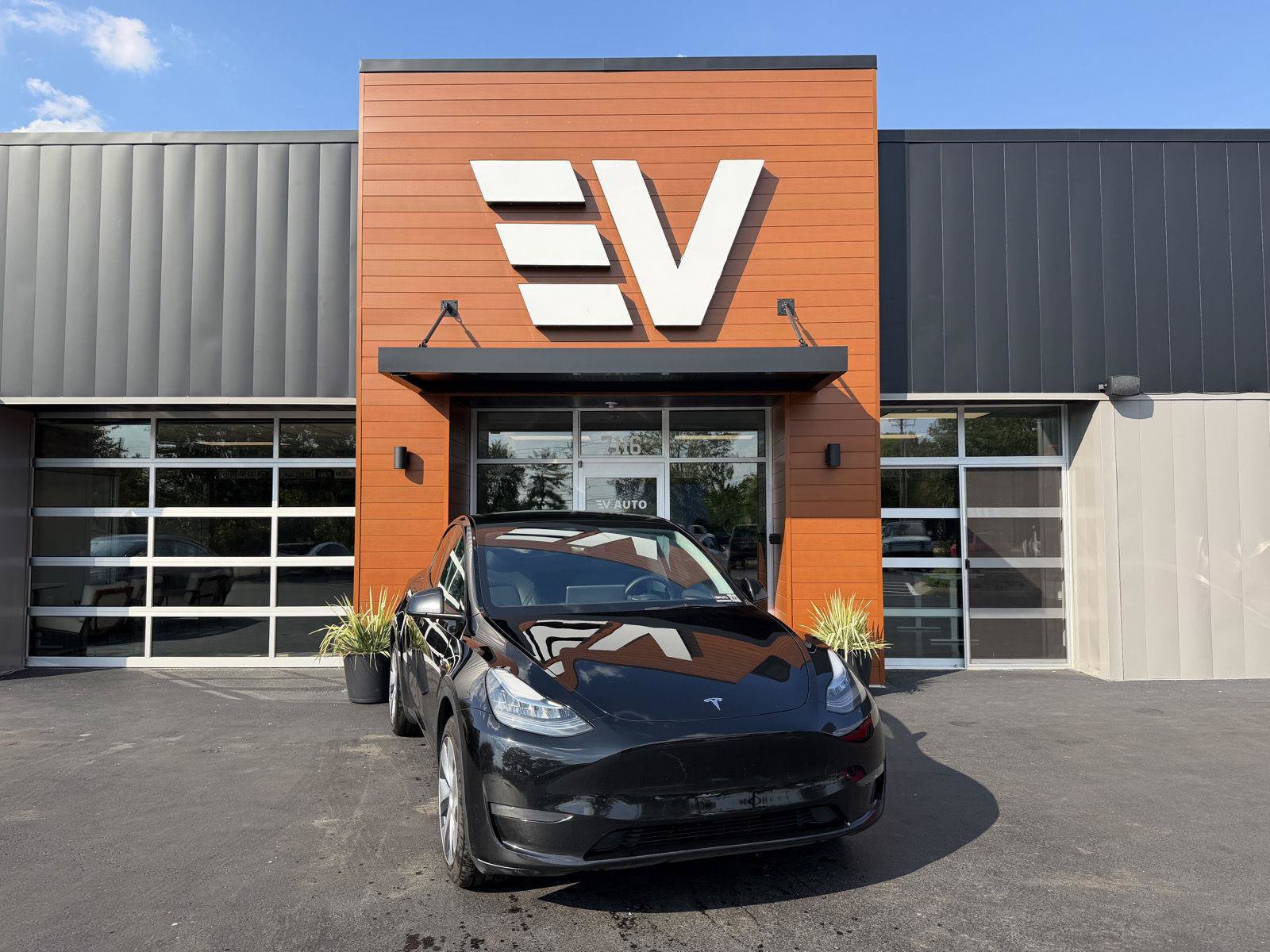 Used 2023 Tesla Model Y Long Range AWD/4WD image 1