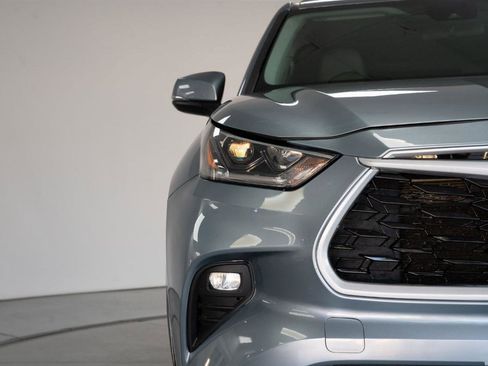 Used 2021 Toyota Highlander LE image 3