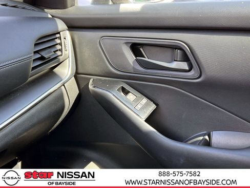 Used 2024 Nissan Rogue S image 35