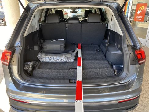 Certified 2023 Volkswagen Tiguan SE FWD image 17