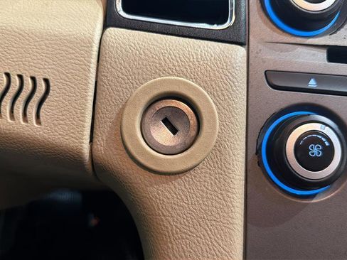 Used 2017 Ford Taurus SE image 23