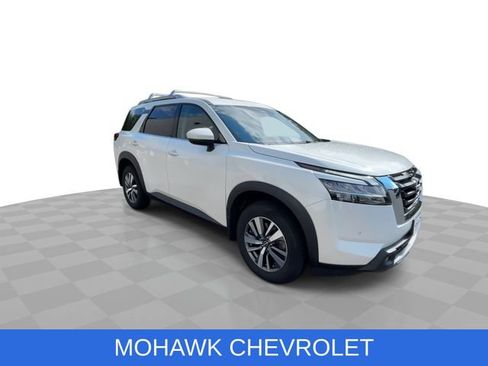 Used 2024 Nissan Pathfinder SL AWD/4WD image 2