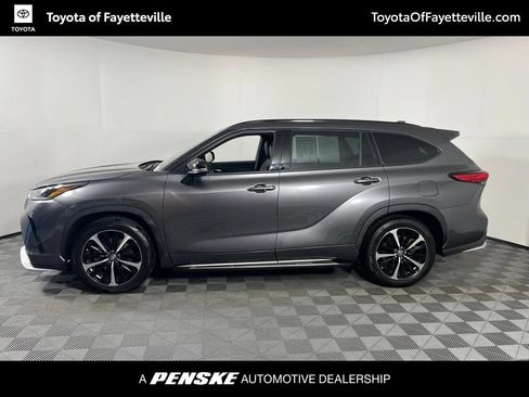 Used 2021 Toyota Highlander XSE FWD image 2