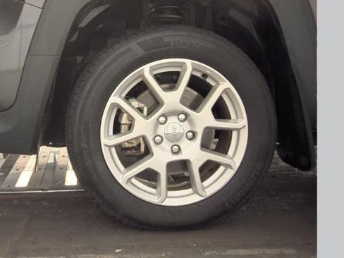 Used 2019 Jeep Renegade Latitude w/ Popular Equipment Group image 7