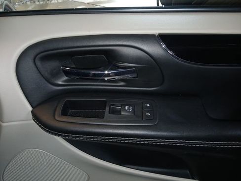 Used 2017 Dodge Grand Caravan SXT w/ Driver Convenience Group FWD image 41